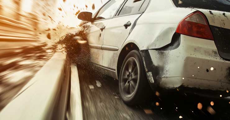 Hombre arrestado tras chocar contra divisor en U.S. 19