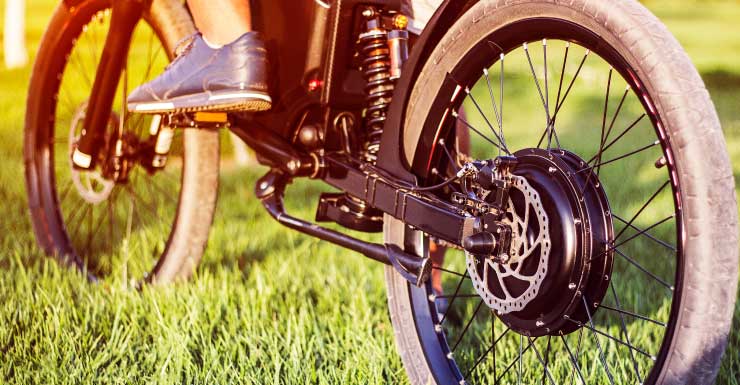 Hombre de Port St. Lucie muere tras accidente en bicicleta eléctrica contra rampa metálica de un remolque