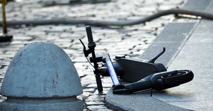 Hombre en scooter eléctrico muere tras accidente con automóvil en la Hwy 98