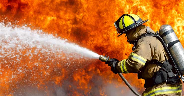 Incendio intenso en gasolinera de Jacksonville con SUV involucrado, captado en cámara “Pensamos que iba a explotar”