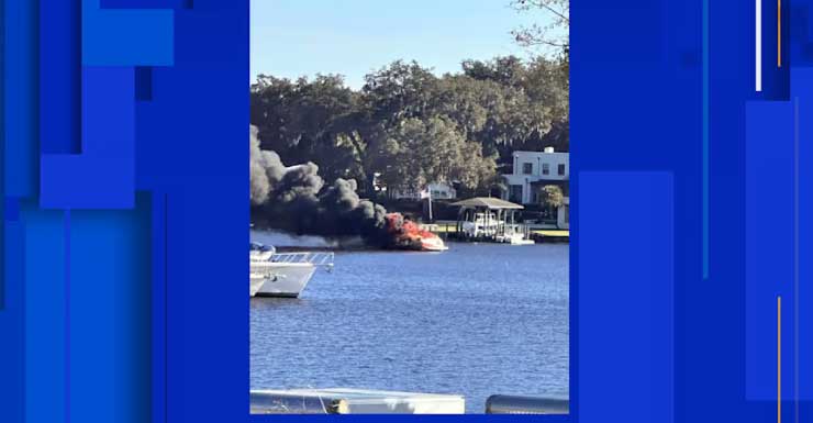JFRD trabaja para apagar incendio de barco en el río Ortega; no se reportaron heridos