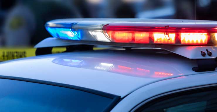 Mujer escapa después de que conductor presuntamente la secuestrara y golpeara autoridades