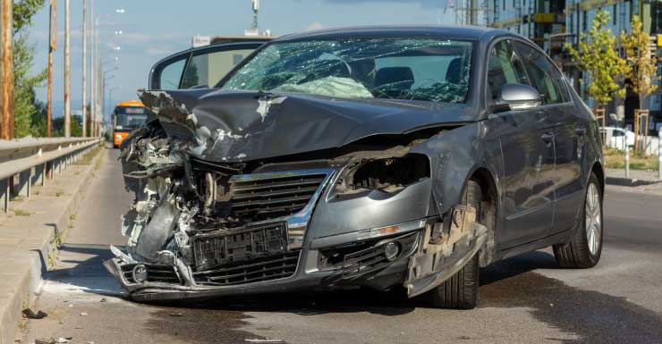 Mujer fallece tras chocar contra poste de concreto en Lake City