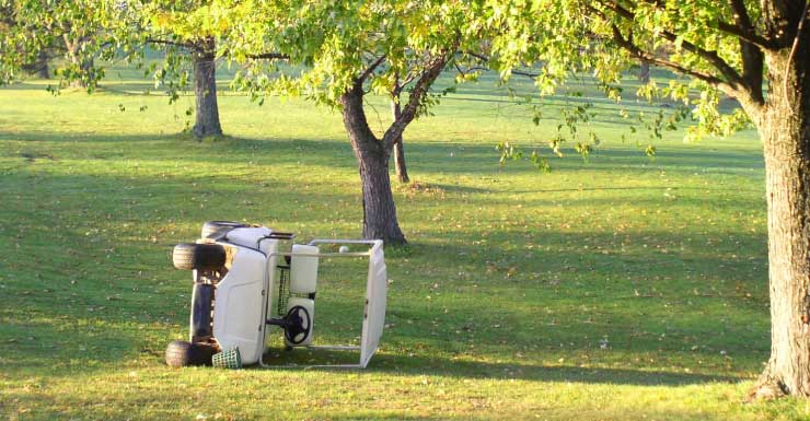 Mujer gravemente herida tras caer de un carrito de golf en Port Orange; investigación en curso