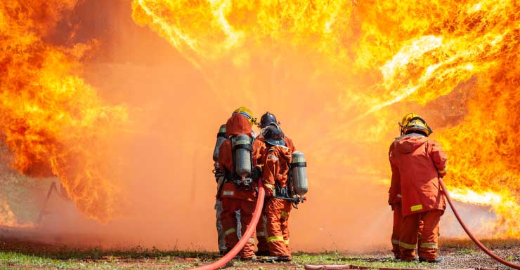 Niña hospitalizada tras escapar por la ventana de un incendio en vivienda del condado de Escambia