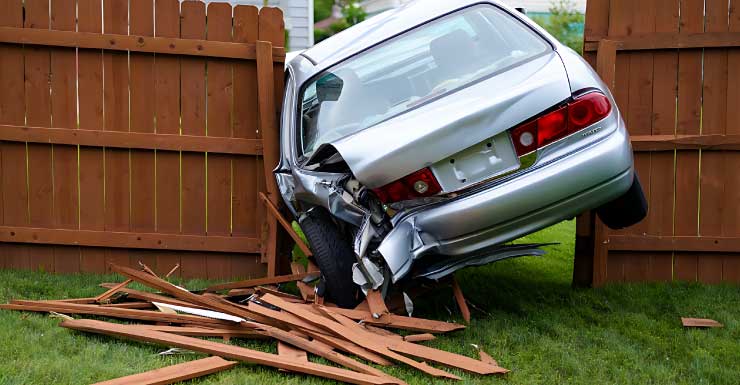 Niño choca el auto de su madre en complejo de apartamentos en Fort Myers y daña 3 vehículos