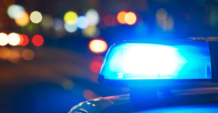 Novia presuntamente entra a la fuerza en la casa de su pareja y lo ataca