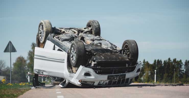 Pasajero de Ocala fallece tras ser expulsado durante accidente de volcamiento