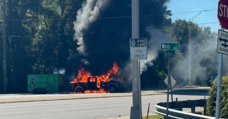 Persecución en motocicleta termina en choque con incendio en Pensacola; sospechoso arrestado con múltiples cargos