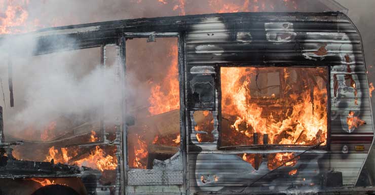 Persona encontrada muerta tras incendio en casa móvil en Davie Autoridades