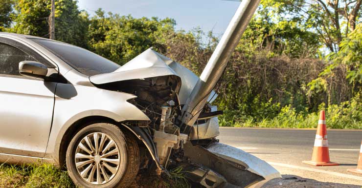 Poste eléctrico arrancado del suelo tras ser golpeado por un auto en Brooksville