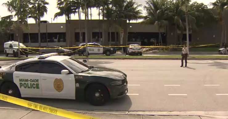 Presunto ladrón abatido en tiroteo con un agente fuera de Walmart en el suroeste de Miami-Dade; el padre del hombre habla