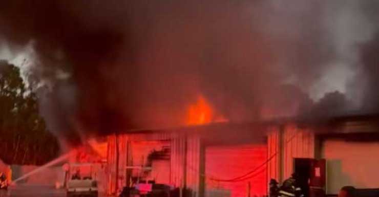 Se desata incendio en edificio de mantenimiento de la comunidad Shadow Wood en Estero