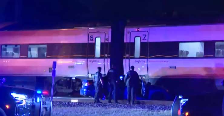 Tren Brightline choca contra automóvil atascado en las vías en Hollywood