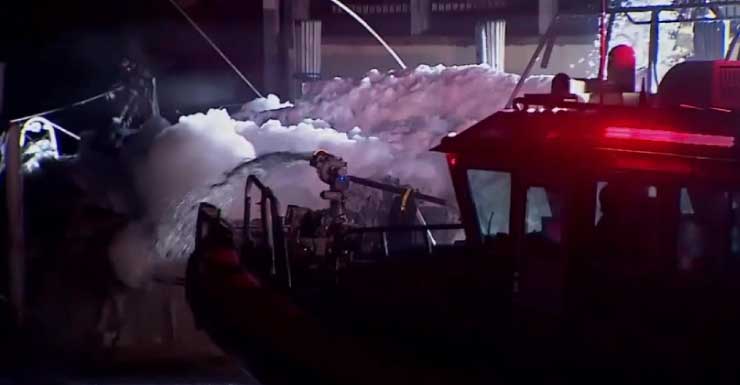 Tripulación extingue incendio nocturno en velero en Deerfield Beach; no se reportaron heridos