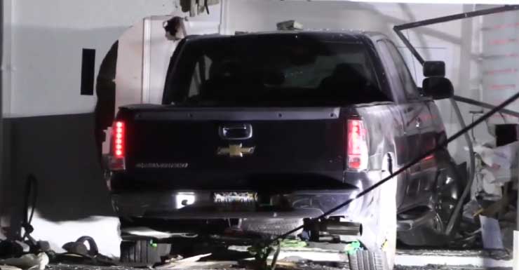 “Una camioneta estacionada en mi sala” Propietario habla tras choque contra su casa en West Miami-Dade