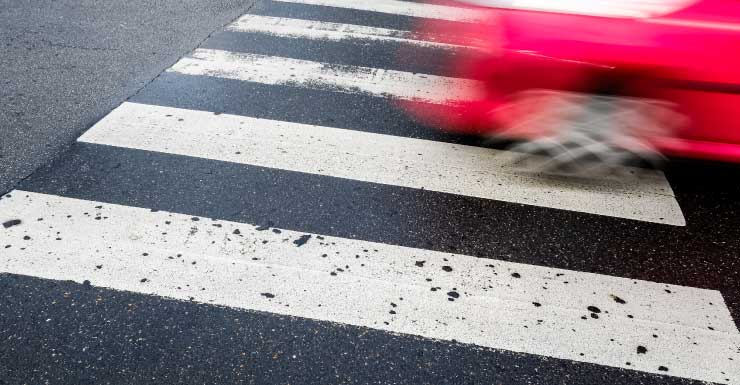 Una mujer de 80 años murió después de ser atropellada por un automóvil en el estacionamiento de una comunidad de retiro.