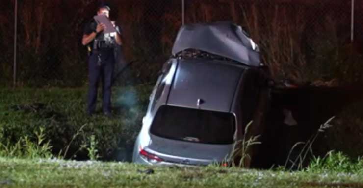 Vehículo atraviesa una reja y cae en un estanque de retención en Fort Myers