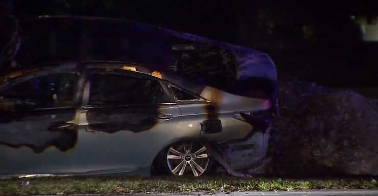 3 adolescentes hospitalizados tras chocar su auto contra una pared y prenderse fuego en el oeste de Miami-Dade