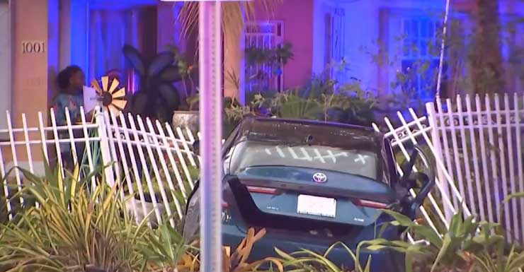 4 hospitalizados después de que autos chocaran y terminaran en el patio delantero de una casa en North Miami