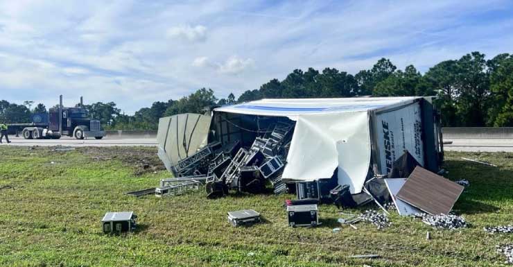 Accidente voltea camión y bloquea carriles en la Turnpike norte en el condado de Martin