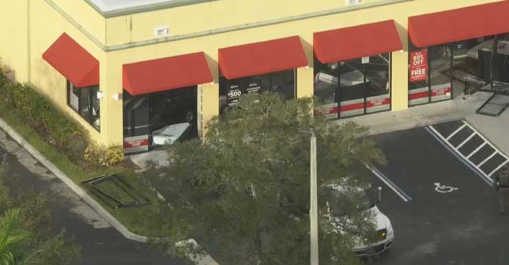 Adulto mayor embiste su auto contra tienda Mattress Firm en Margate