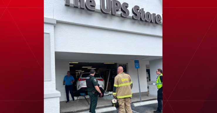Auto choca contra tienda UPS en el condado de Lee