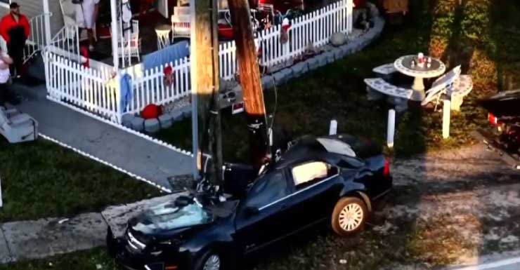 Auto termina envuelto alrededor de un poste tras accidente en Hollywood