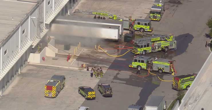 Bomberos combaten incendio en un almacén en Medley