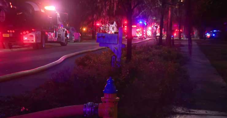 Bomberos de Tampa combaten incendio en una vivienda la madrugada del domingo