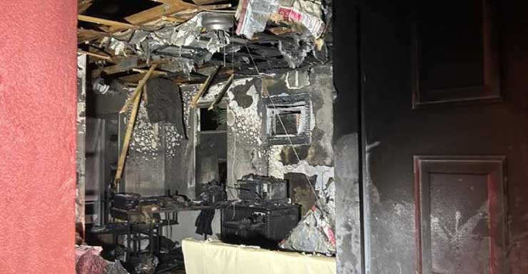 Bomberos responden a incendio nocturno en Naples; mujer escapa por la ventana