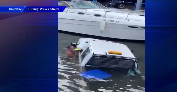 Buen samaritano rescata a conductora y pasajera tras choque de camión contra árbol y barco en el río
