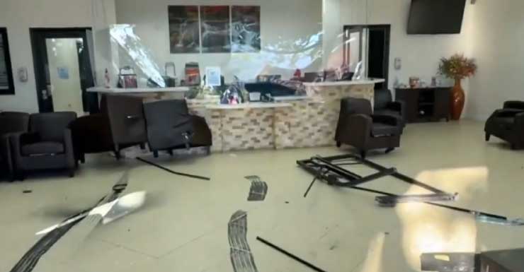 Camioneta choca contra Latino Medical Center en Lauderdale Lakes, causando pequeño incendio; no hubo heridos