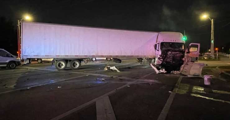 Choque entre camión semi-remolque y volquete cierra carriles hacia el oeste de Southern Blvd