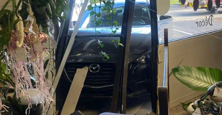 Conductor de 82 años choca contra tienda en Jensen Beach, no se reportan heridos