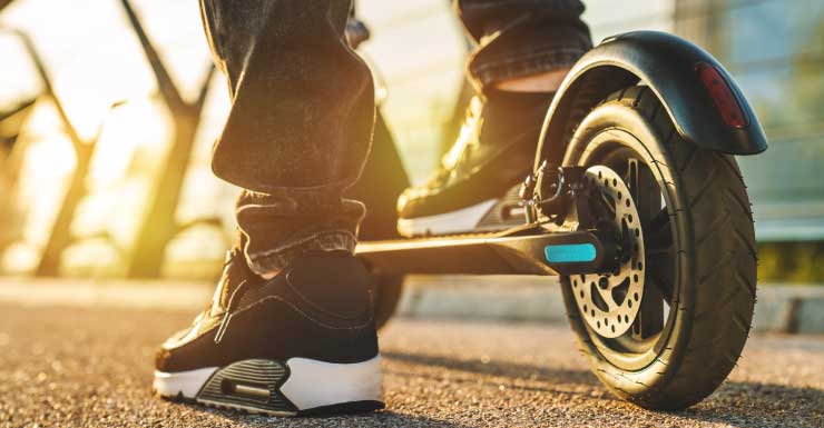 Conductor de scooter eléctrico muere en choque con Tesla en Miami Shores MDSO