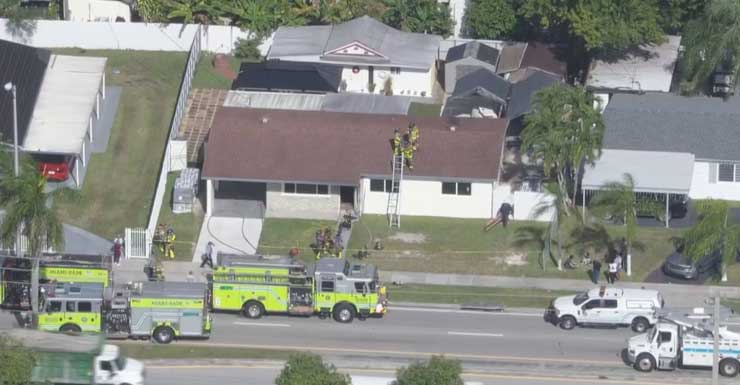 Detectives de incendios provocados investigan incendio en vivienda del suroeste de Miami-Dade que dejó 2 hospitalizados