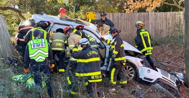 Dos personas gravemente heridas tras choque de un vehículo contra un poste de servicios públicos en el condado de Escambia