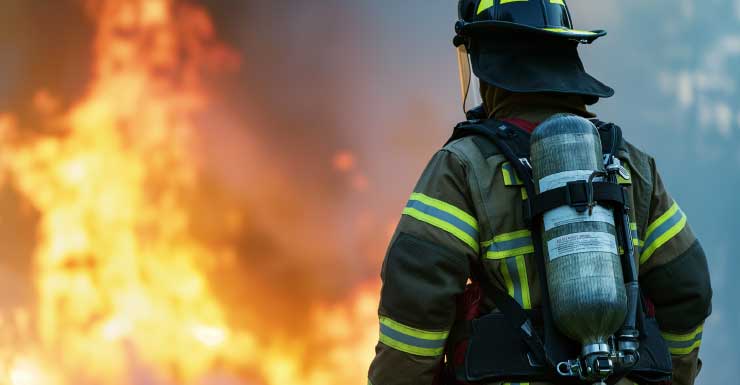 Equipos combaten incendio en casa en Fort Myers
