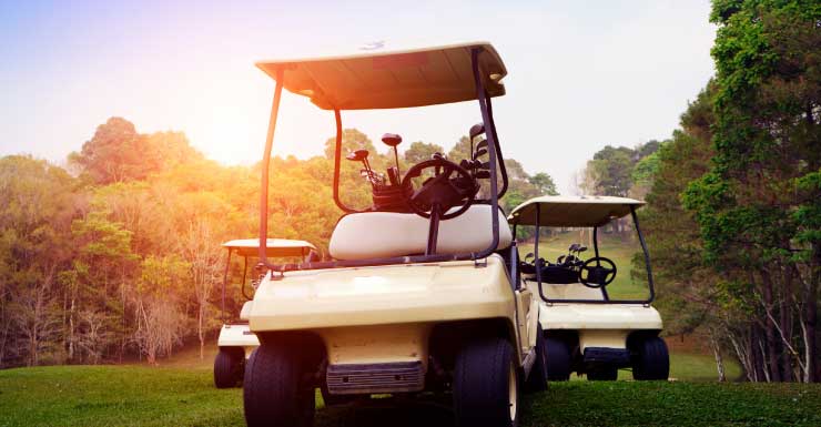 Hombre acusado de provocar choque con “brake-check” y arrastrar a la víctima entre 50 y 100 yardas en la parte trasera de un carrito de golf