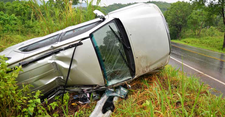 Hombre de 24 años muere tras chocar su camioneta contra varios árboles, volcar y prenderse fuego en la salida hacia Zoo Parkway FHP