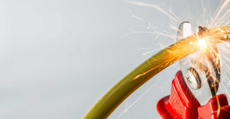 Hombre de Miami Gardens es trasladado de urgencia al hospital tras sufrir una electrocución frente a su hogar
