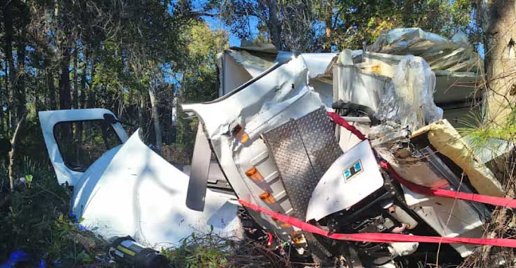Hombre mayor muere tras chocar su SUV contra un camión volquete en el área de Spring Park