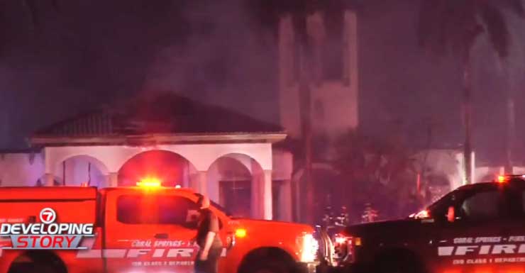 Incendio derrumba edificio abandonado en Coral Springs; causa bajo investigación