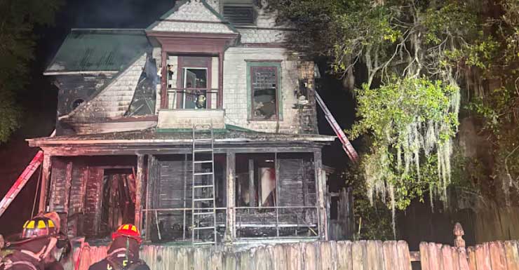 Incendio destruye vivienda en West Voorhis Avenue en DeLand; no se reportan heridos