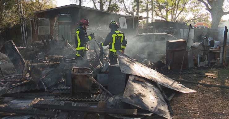 Incendio en el condado de Escambia destruye un cobertizo y un automóvil; vivienda cercana sufre daños menores