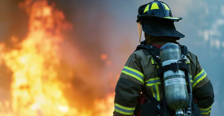 Incendio en garaje obliga a residentes a evacuar vivienda en Lithia