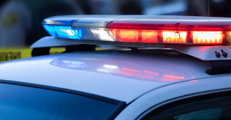 Mujer amenaza presuntamente a su compañera de casa con un bate de béisbol por hablar con su novio