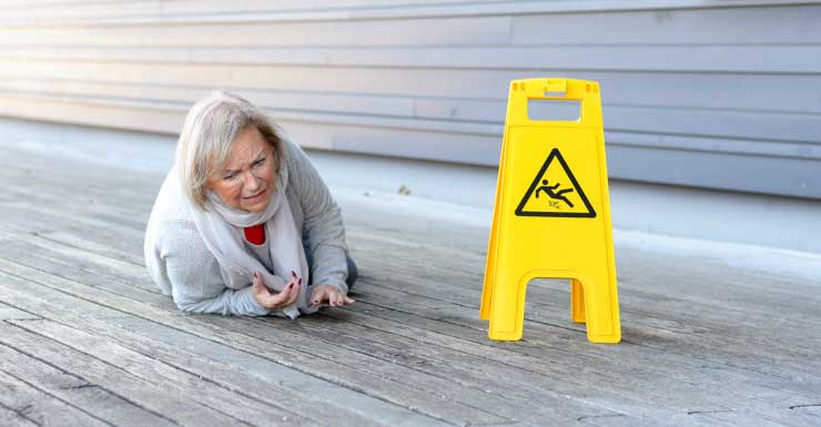 Mujer demanda a Sam’s Club en Ocala por resbalón y caída sobre huevos rotos