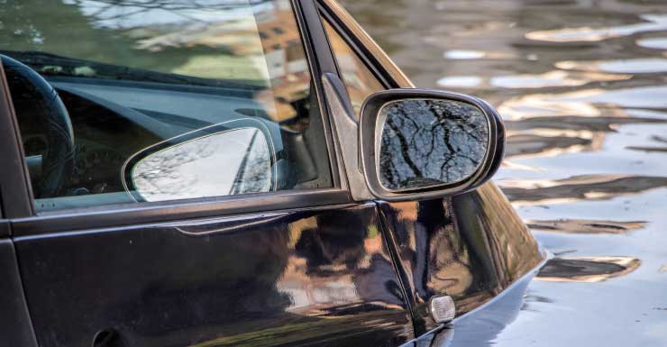 Mujer gravemente herida tras volcar camioneta y caer al agua en el condado de Santa Rosa